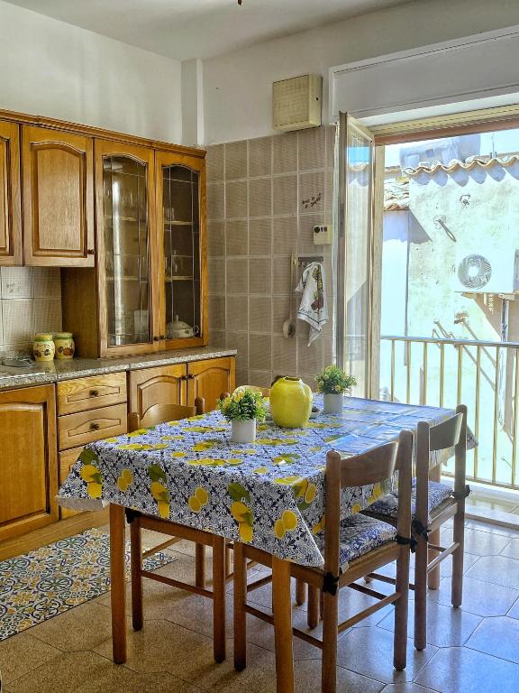 La cucina di Casa Vacanze Margherita con il tavolo apparecchiato e il balcone