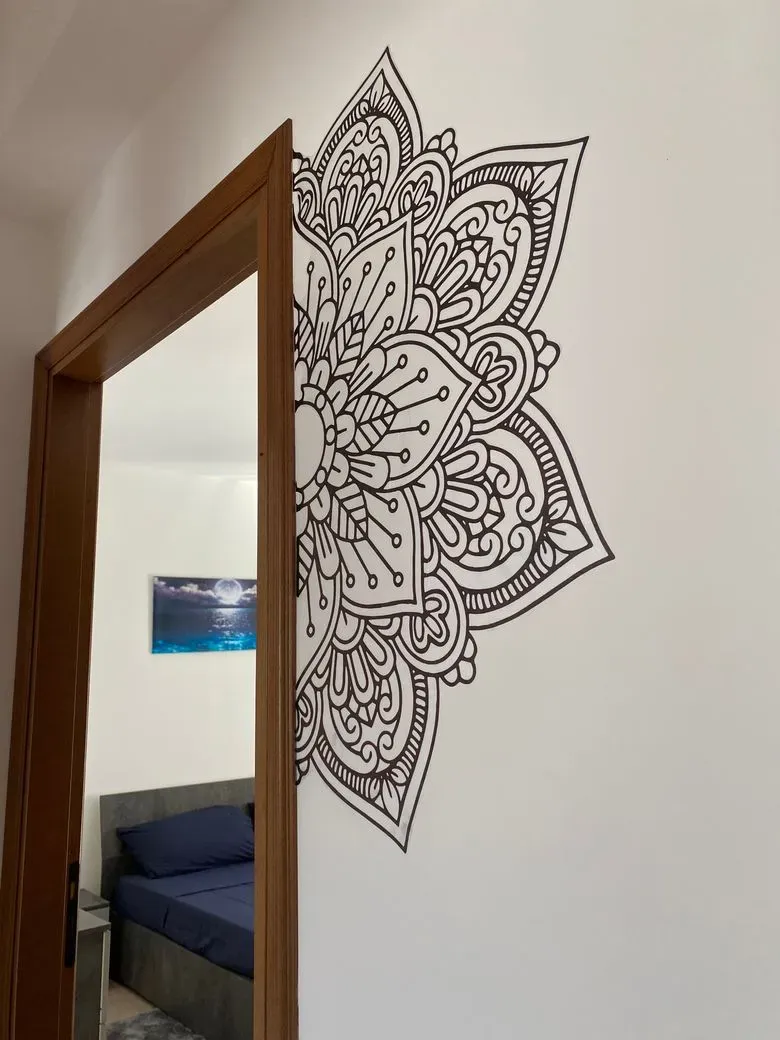Mandala disegnato a mano sulla parete