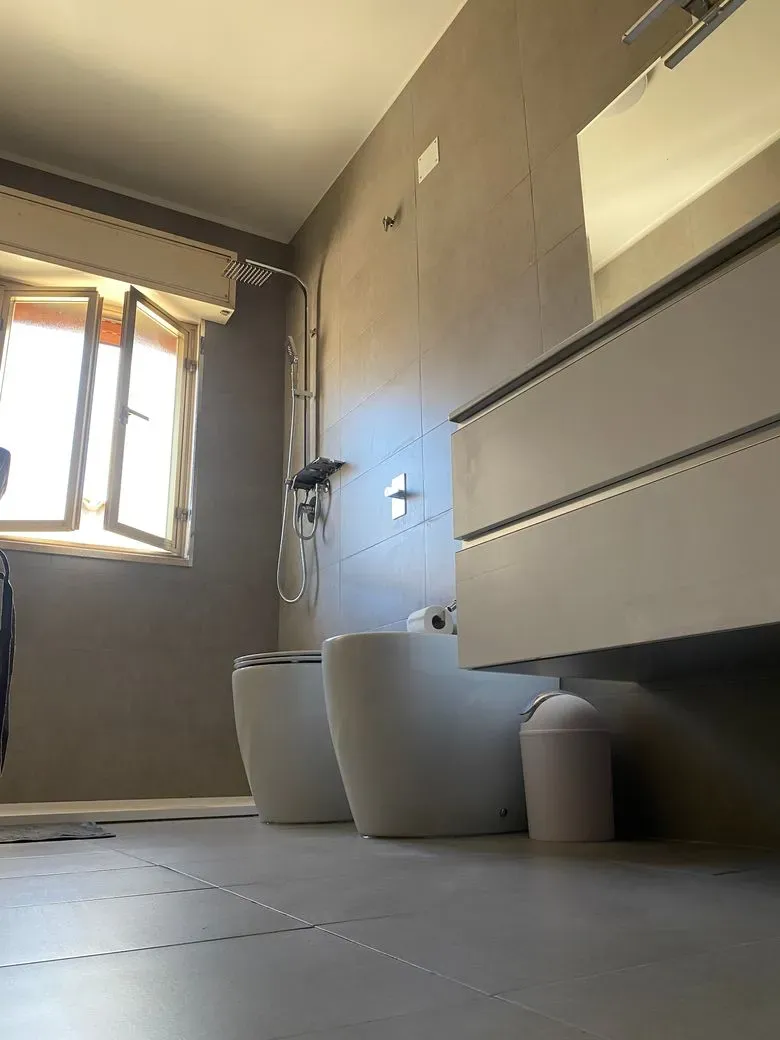 Bagno moderno con doccia walk-in