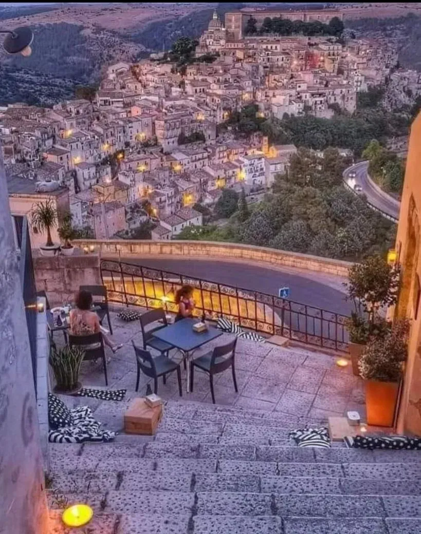 Ragusa Ibla al tramonto vista dai vicoli
